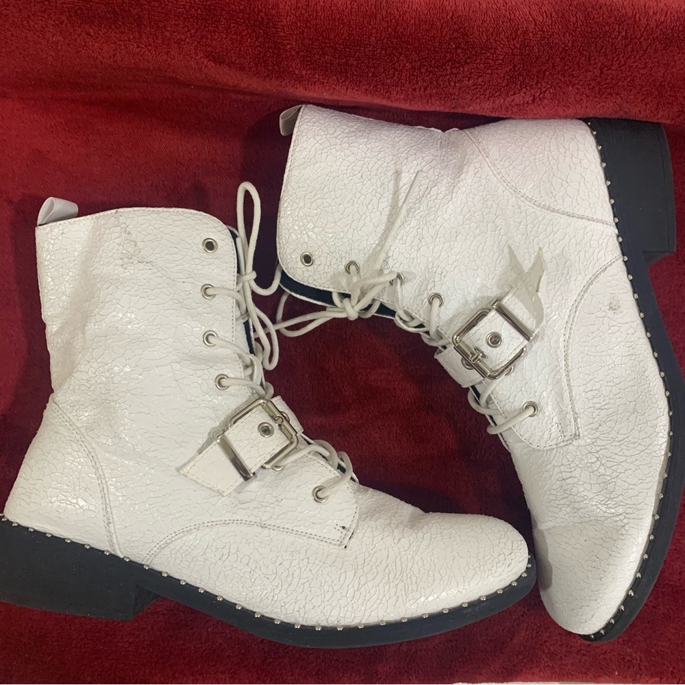 Qupid white cracked boots